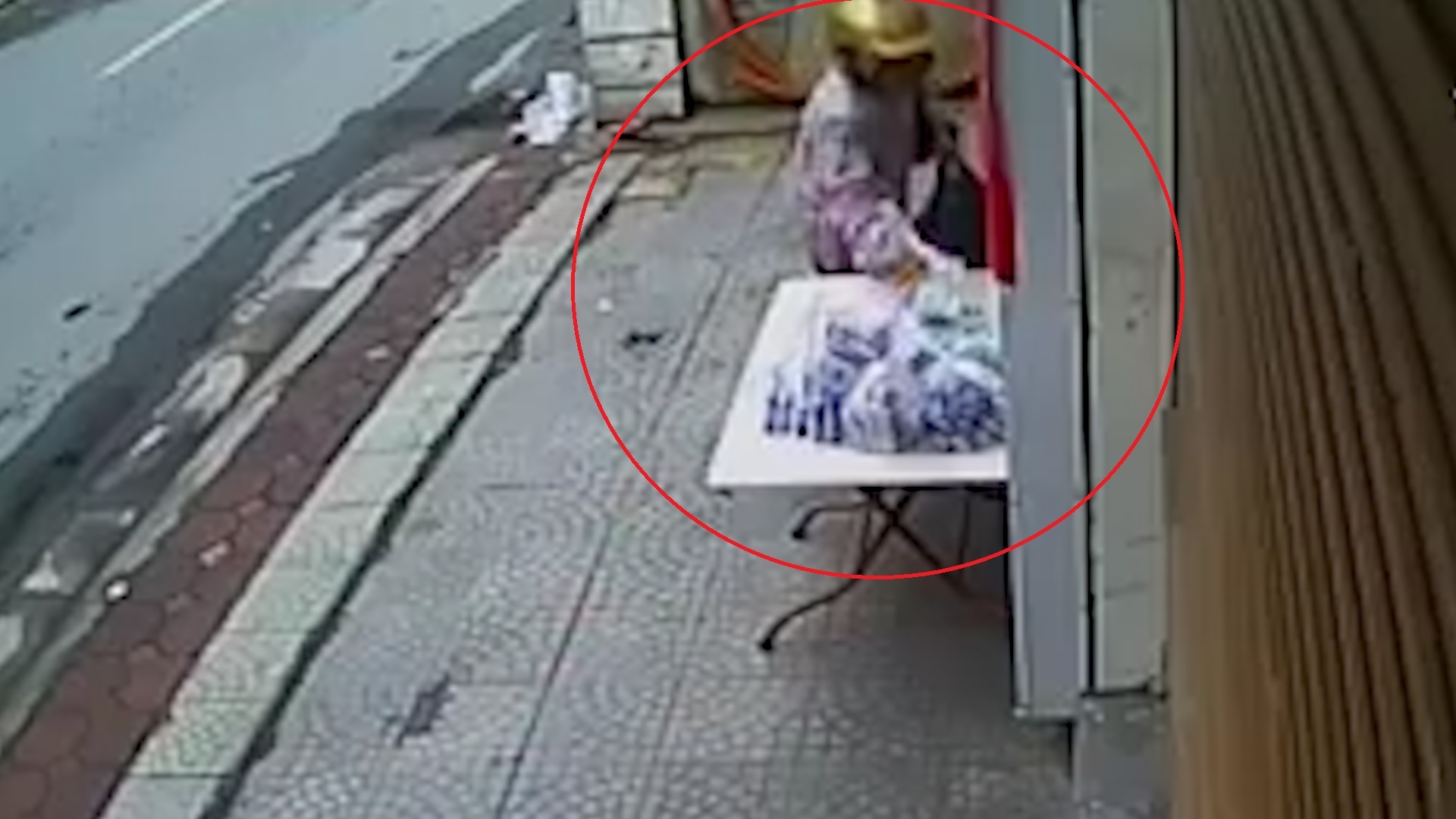 Nguoi phu nu lay het phan qua tu thien o Ha Noi hinh anh