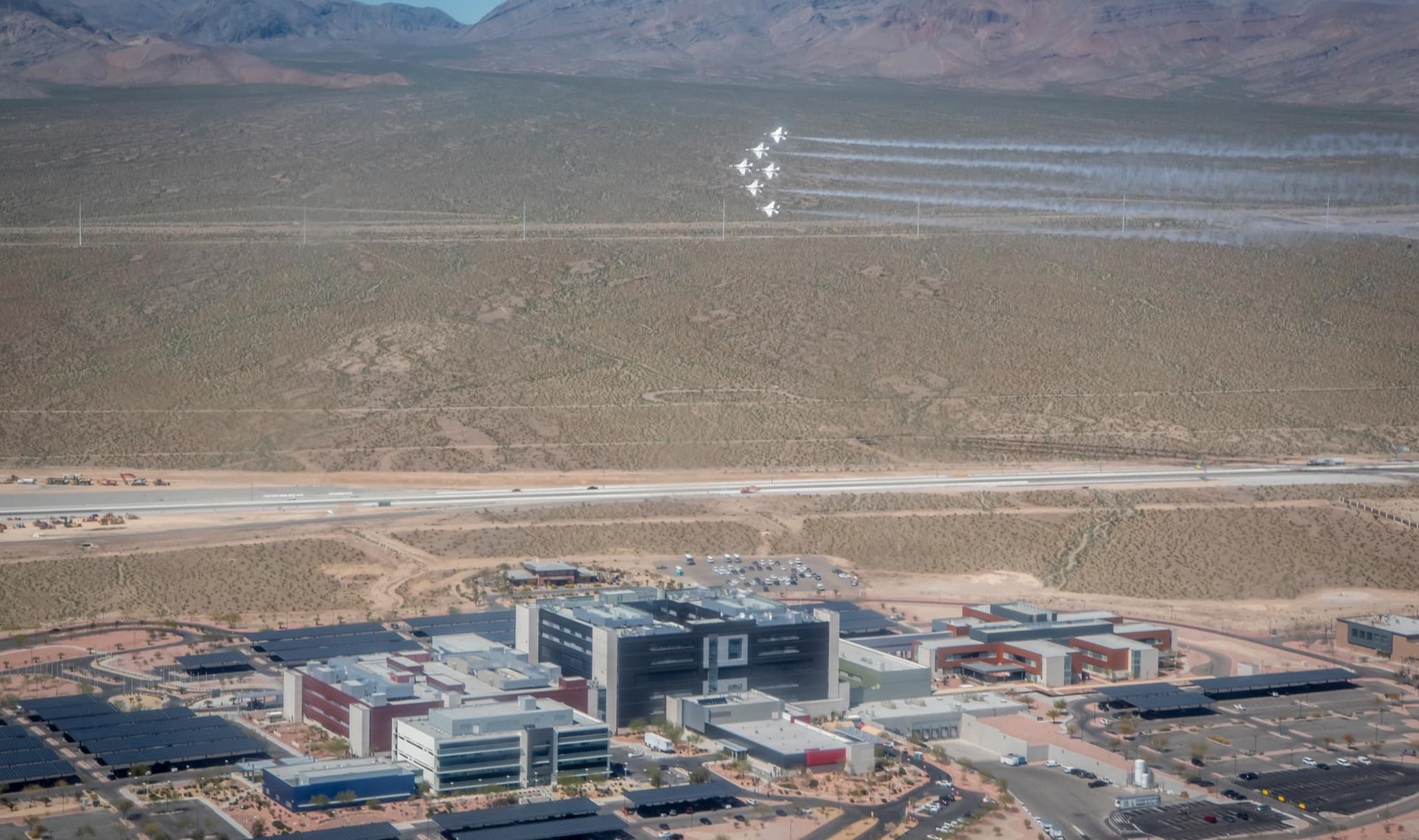 Khong quan My bieu dien ton vinh cac nhan vien y te chong Covid-19 hinh anh