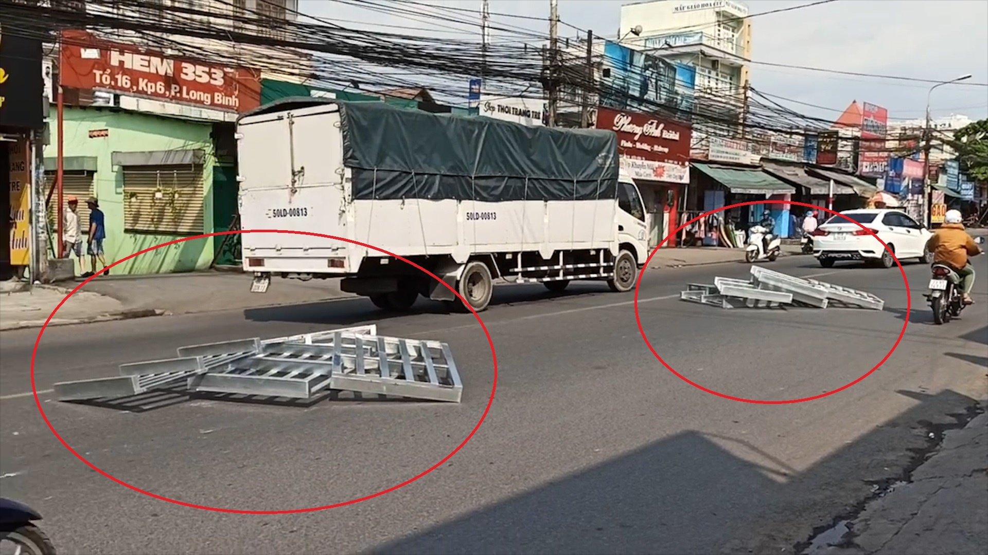 Xe tai dang chay lam roi nhieu khung sat co lon xuong duong hinh anh