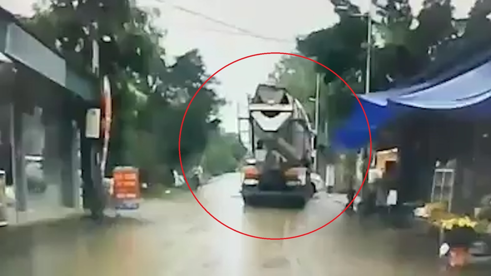 Oto lao ra duong bat ngo bi xe bon dam trung hinh anh