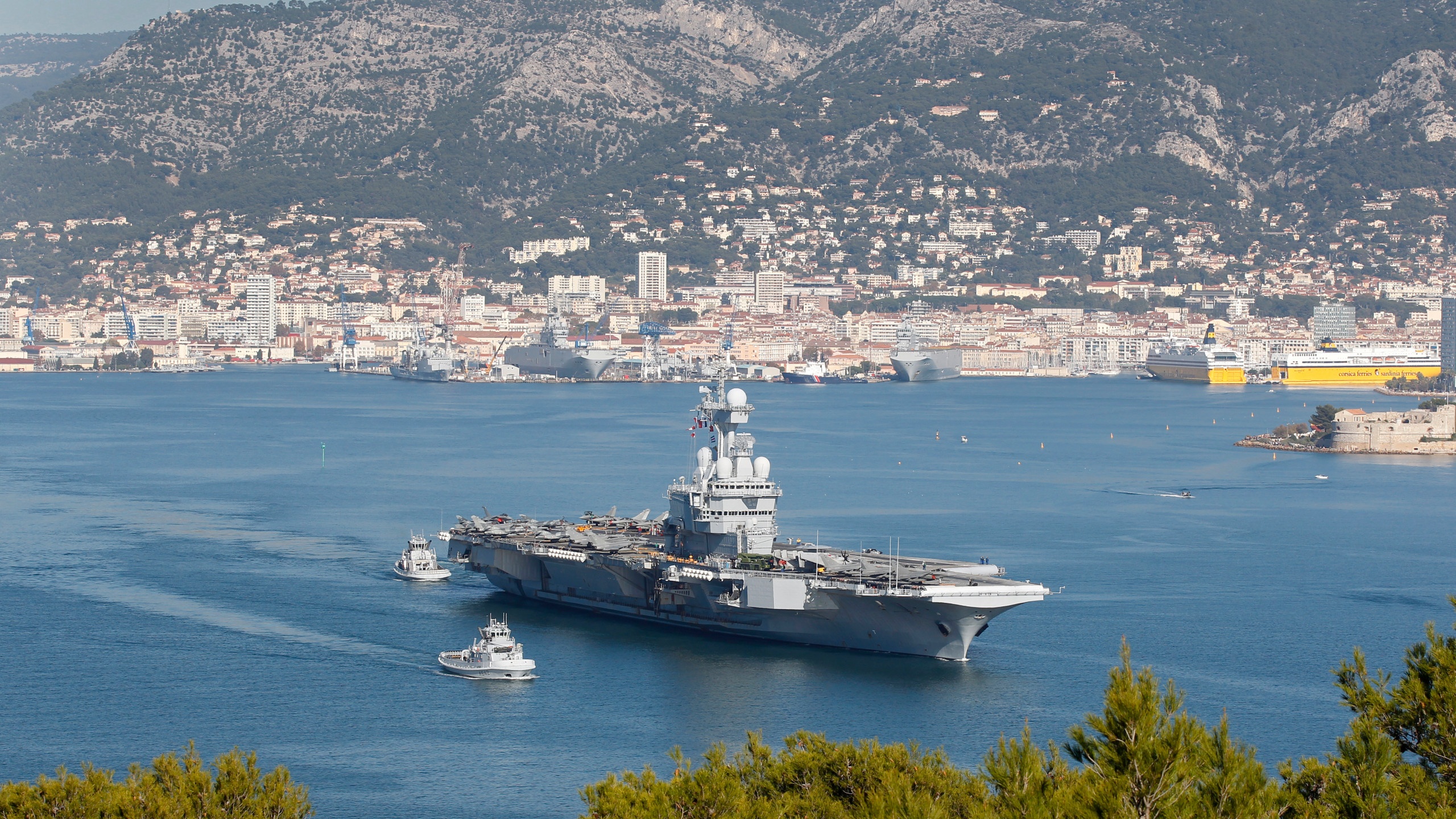 Tau san bay duy nhat cua Phap cap cang cach ly 50 nguoi nhiem Covid-19 hinh anh