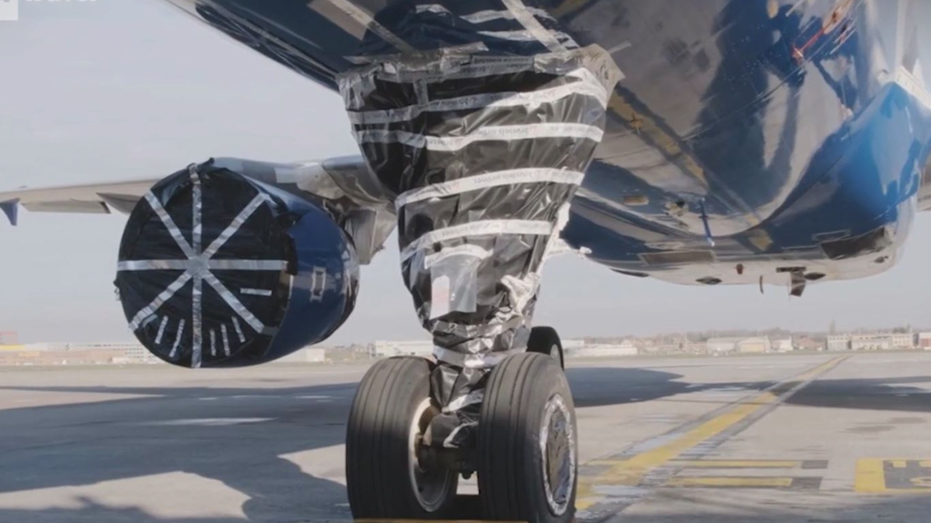 Vi sao phai mat 400 gio de bao quan mot chiec may bay nam bai hinh anh