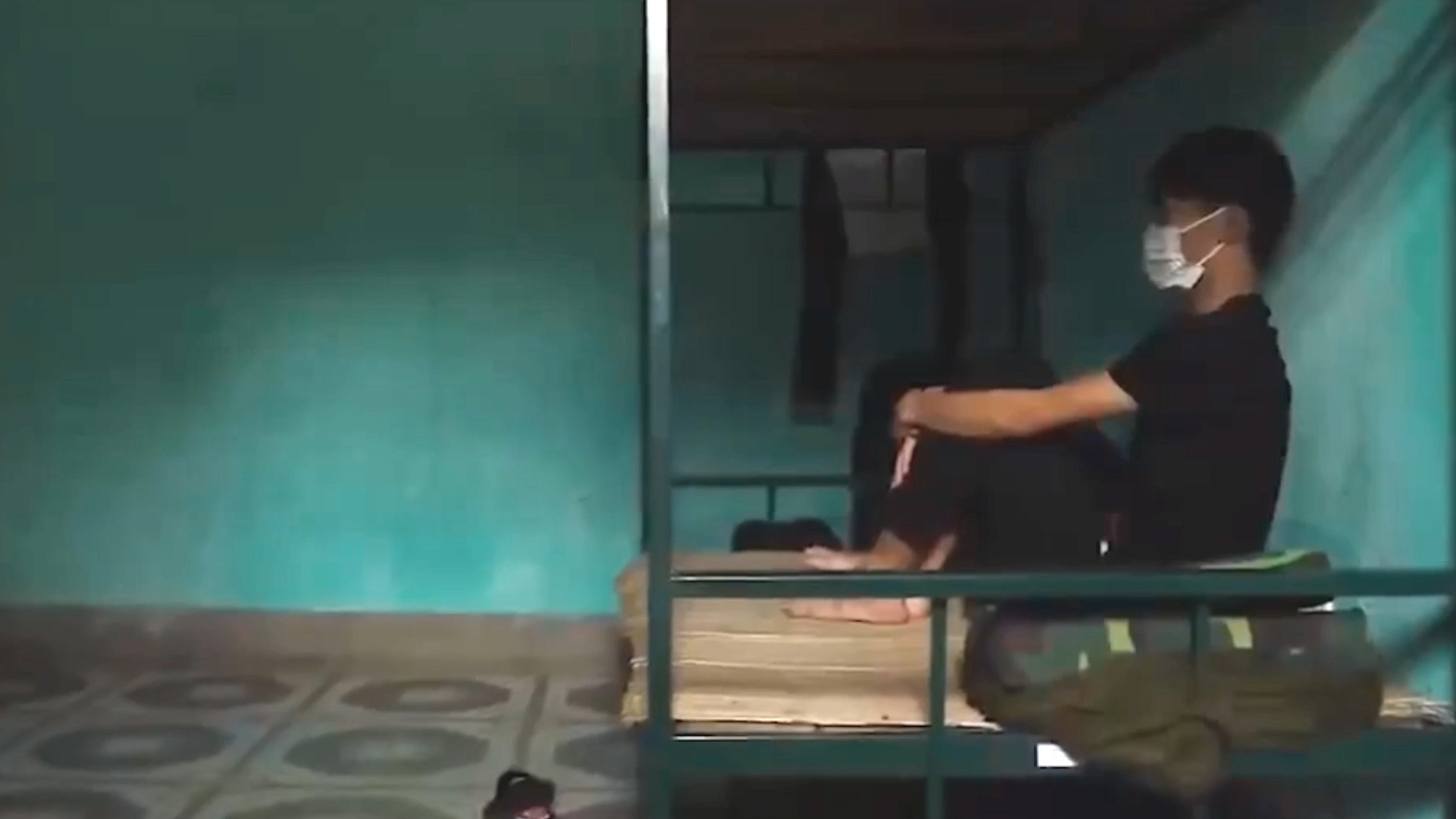 Ben trong phong cach ly tam thoi kiem soat Covid-19 hinh anh