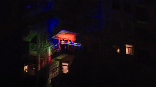 DJ choi nhac tren ban cong giai tri cho dan cu toa nha hang tuan hinh anh