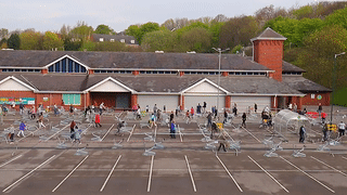 Nguoi dan Anh tuan thu gian cach xa hoi khi di sieu thi hinh anh