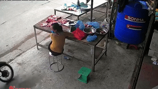 Xe may lao vao sap thit, nguoi phu nu may man thoat nan hinh anh