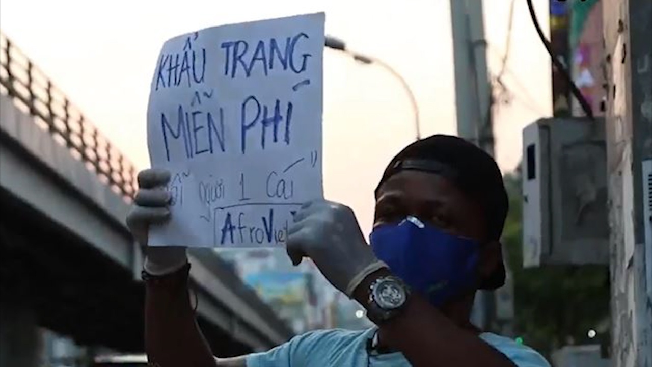 Nguoi nuoc ngoai tai Viet Nam chung tay chong dich Covid-19 hinh anh