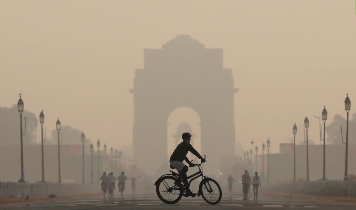 Troi trong vat, nguoi An Do lan dau nhin ro day Himalaya sau 30 nam hinh anh