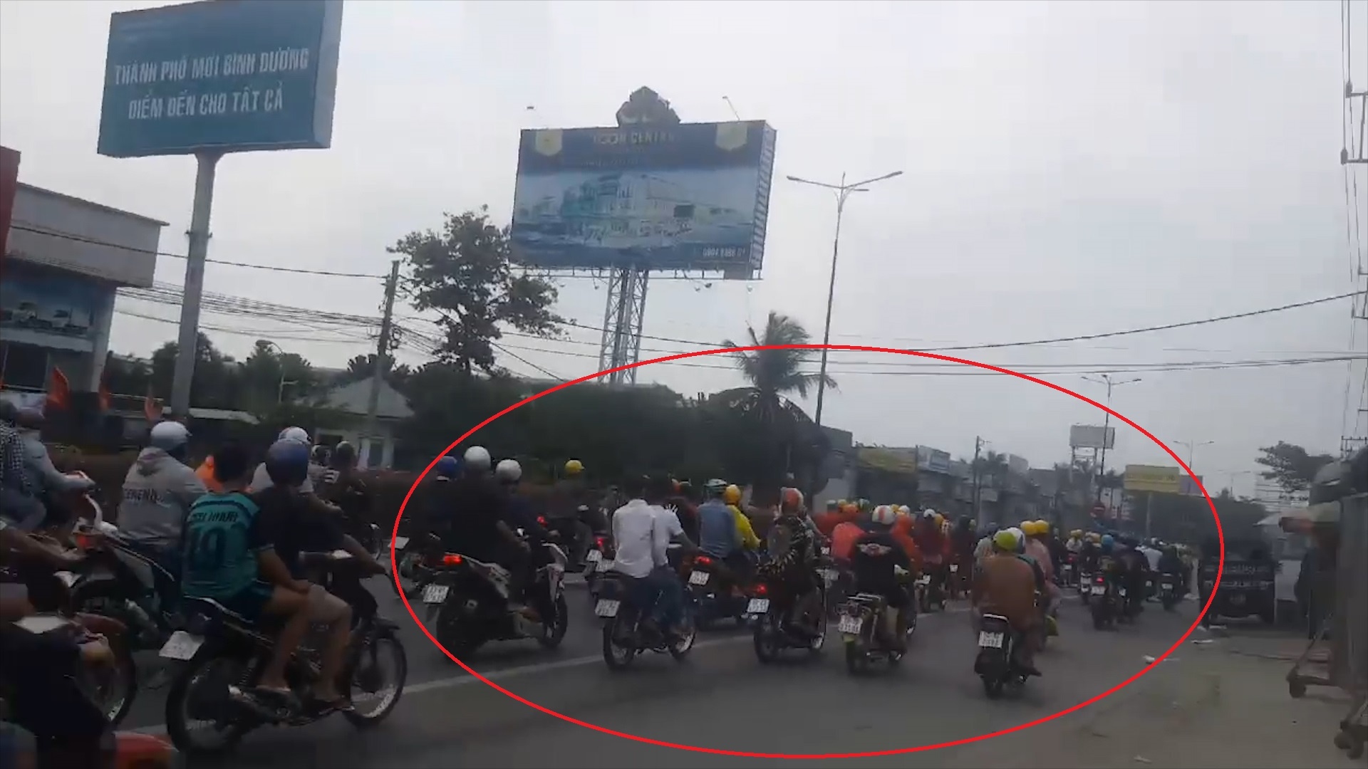 Nhom quai xe dua xe gay nao loan o Binh Duong hinh anh