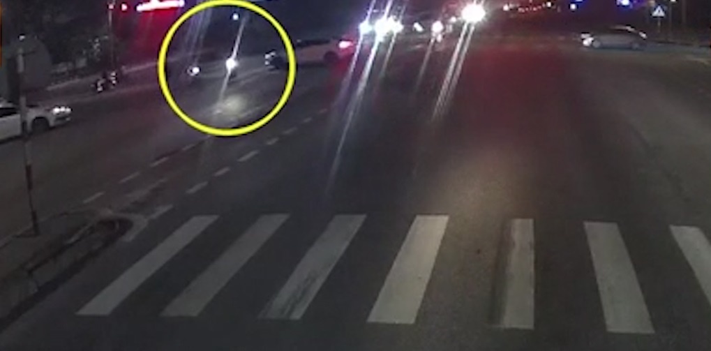 Nam thanh nien vuot den do va cham hai nguoi di xe may hinh anh