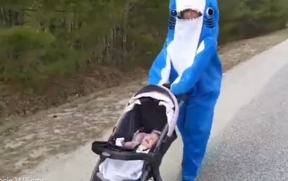 Me mac trang phuc ca map day con di dao luc phong toa hinh anh