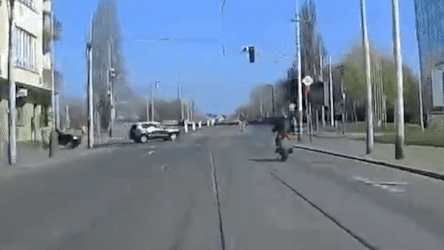 Nam tai xe moto nga nhao vi bi canh sat truy duoi hinh anh