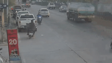 Tai xe xe may di nguoc chieu nga truoc dau oto sau va cham hinh anh