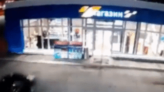 Oto dam thang vao cua hang, tong trung nhan vien bao ve hinh anh