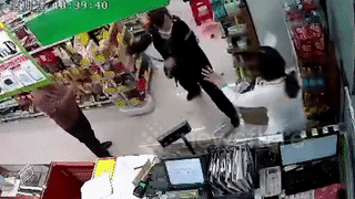 Khong chiu khai bao y te, khach hang danh lien tiep nhan vien hinh anh