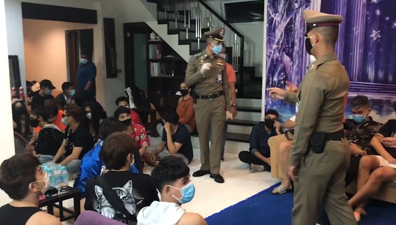 Nhom nguoi bi bat vi tu tap bieu dien thoi trang luc phong toa hinh anh