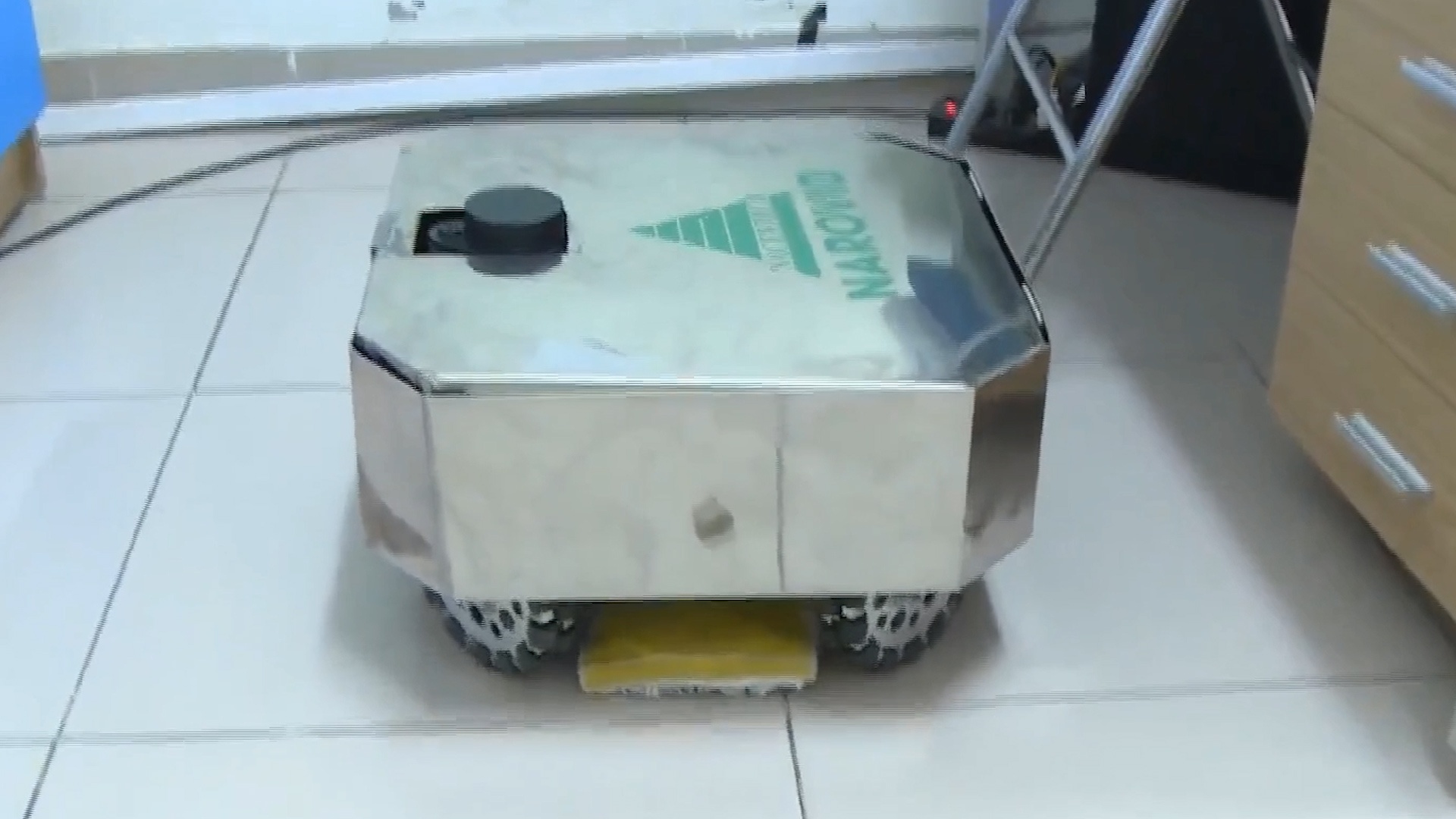 Robot lau san khu khuan duoc dua vao su dung trong benh vien hinh anh