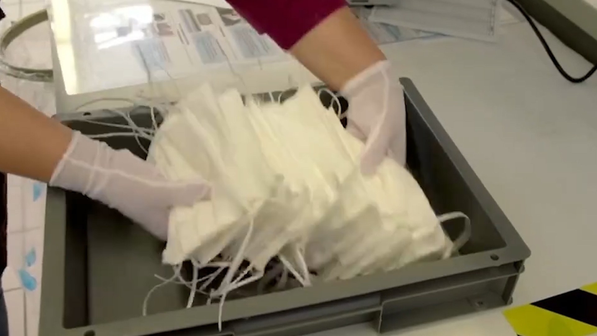 Louis Vuitton san xuat khau trang ho tro chong dich Covid-19 hinh anh