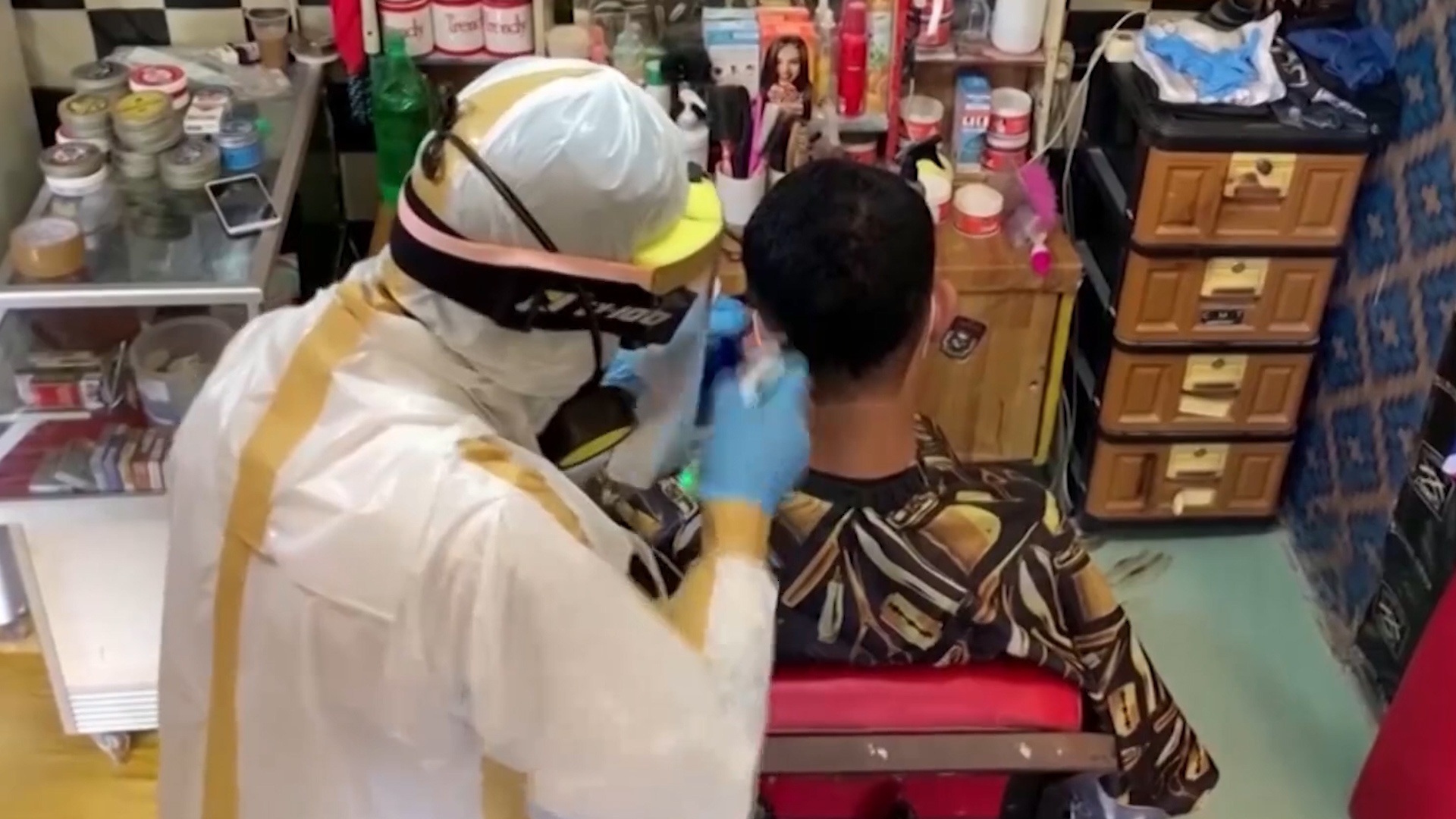 Tho cat toc mac 'ao giap' thoi Covid-19 hinh anh