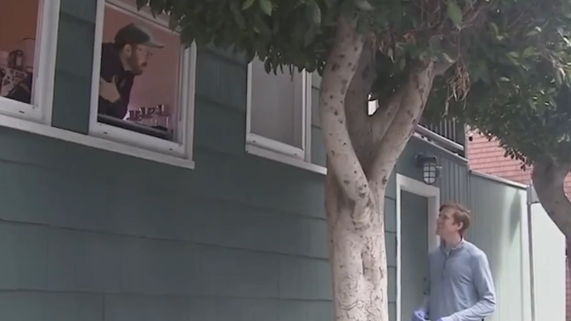 Ca phe mien phi tu khung cua so nha trong mua dich Covid-19 hinh anh