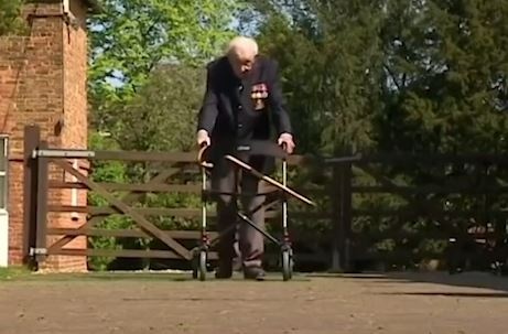 Cu ong 99 tuoi di bo trong san de gay quy 1,9 trieu USD chong dich hinh anh