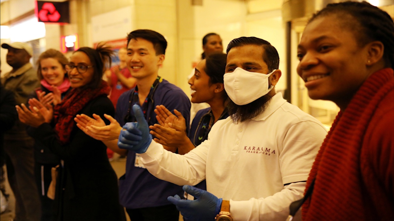 'Dung ngai vo tay cho chung toi dang gong ganh the gioi qua dai dich' hinh anh