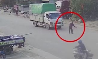 Ba cu co bang qua duong bi oto tai tong nga hinh anh