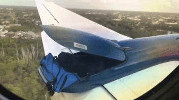 Quen dong khoang hanh ly, tui xach cua khach suyt roi ra ngoai hinh anh