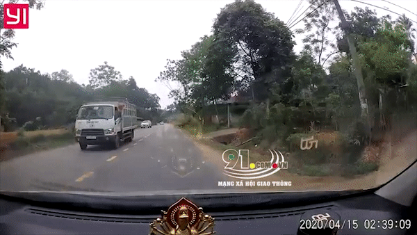 Tai xe buon ngu, oto lao xuong ranh nuoc ben duong roi lat nghieng hinh anh