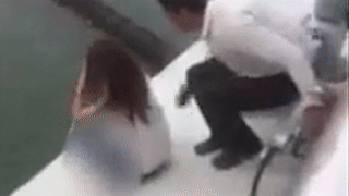 Nguoi dan ong kip cuu co gai dinh nhay cau tu tu hinh anh