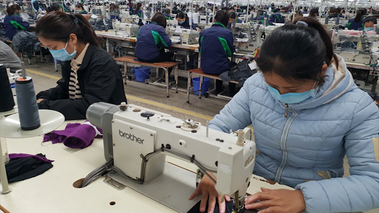 Giai bai toan viec lam cho lao dong pho thong mua dich hinh anh