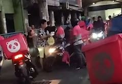 Shipper Philippines phan phat thuc an mien phi cho dan mua dich hinh anh