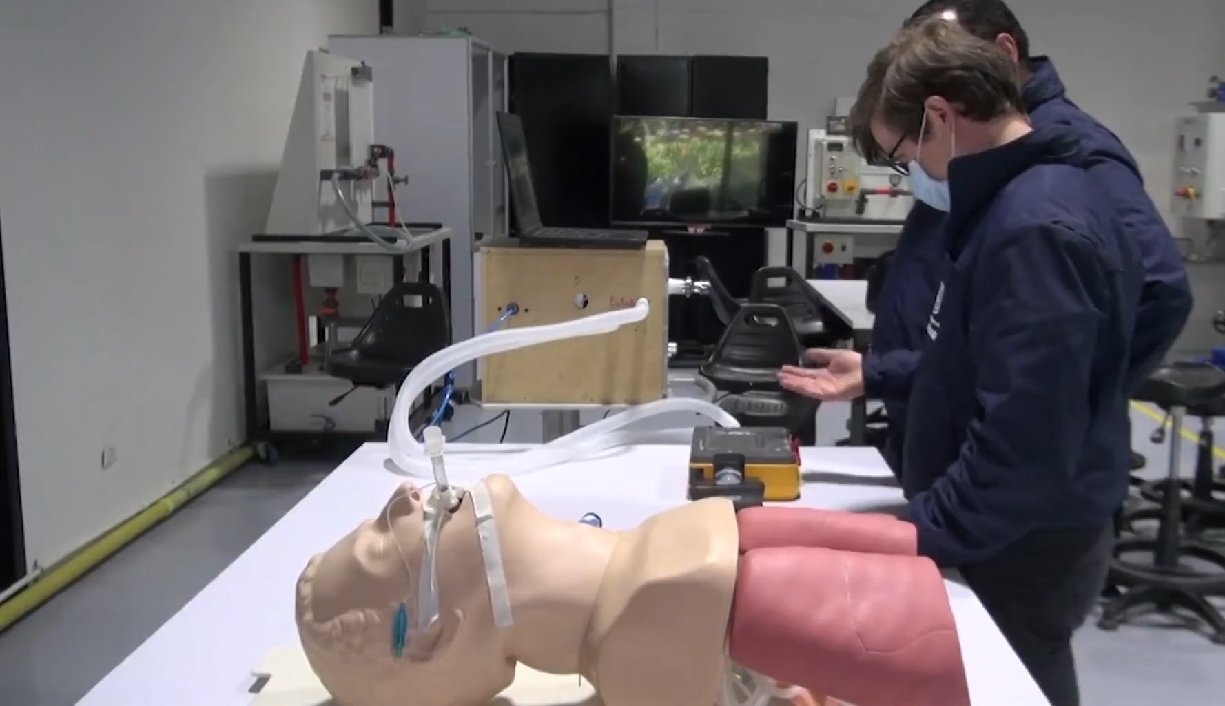 Ky su san xuat may tho sieu tiet kiem cho benh nhan Covid-19 hinh anh