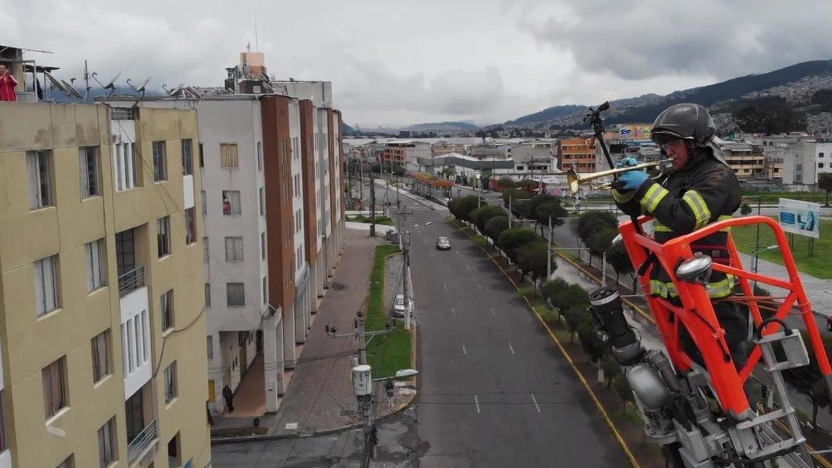 Linh cuu hoa len can truc thoi ken dong vien nguoi dan chong dich hinh anh