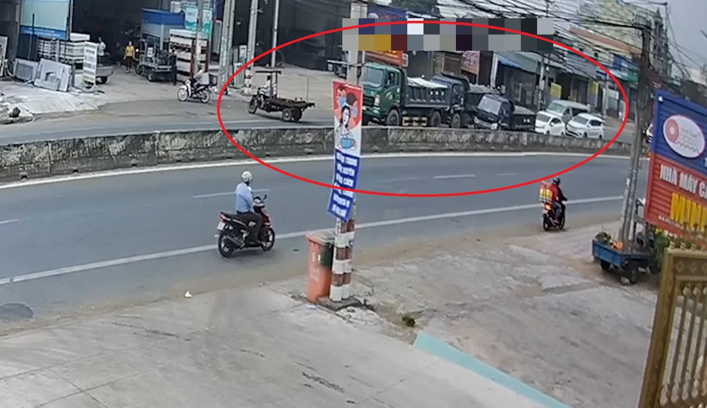 Xe ba gac troi ra duong gay tai nan cho 2 xe ben hinh anh