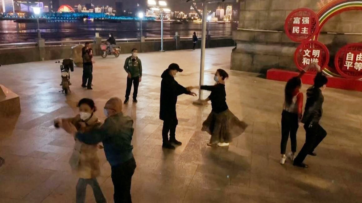 Dieu nhay vuong tai xuat tren pho o Vu Han sau phong toa hinh anh