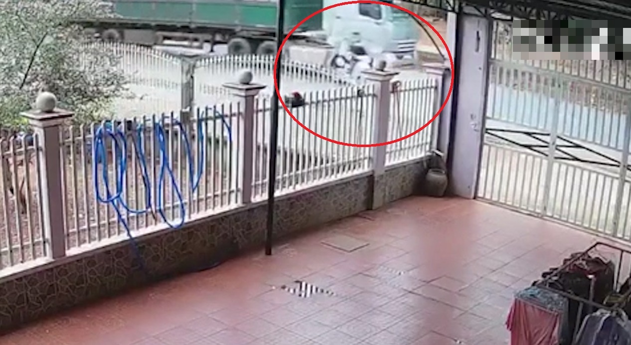 Doi nam nu di xe may bi oto tai dam nguy kich hinh anh