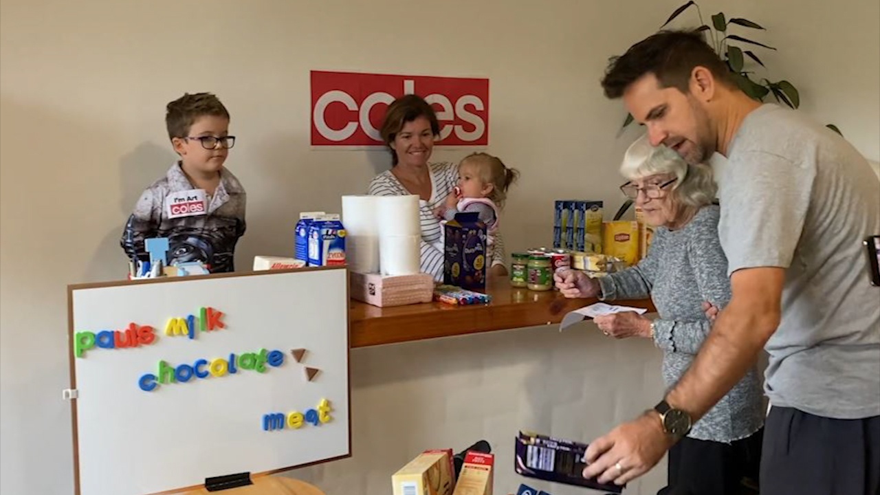 Mo sieu thi tai nha cho cu ba mua sam tranh dich Covid-19 hinh anh