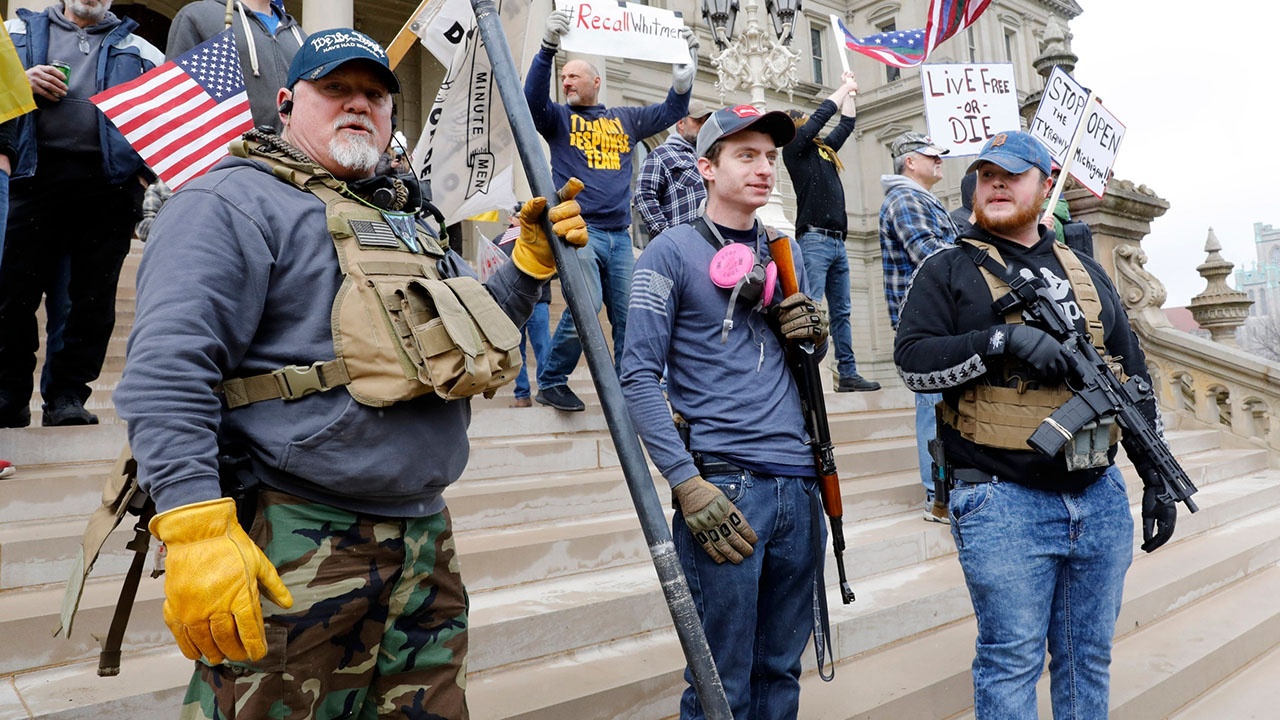 Nguoi My vac sung may bieu tinh chong lenh cach ly vi dich Covid-19 hinh anh