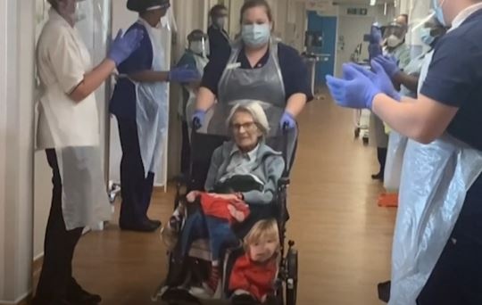 Cu ba 106 tuoi o Anh xuat vien sau khi nhiem Covid-19 hinh anh