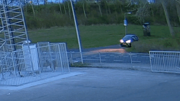 Nguoi dan ong dot tru phat song 5G vi lo ngai dich Covid-19 hinh anh