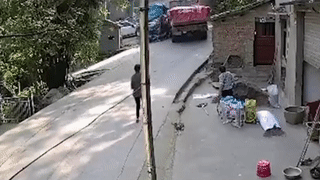 Hai xe tai dam dau vao nhau roi vang vo tuong nha dan hinh anh