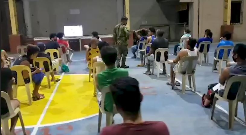 Dan bi phat xem phim ve Covid-19 vi vi pham lenh gioi nghiem hinh anh