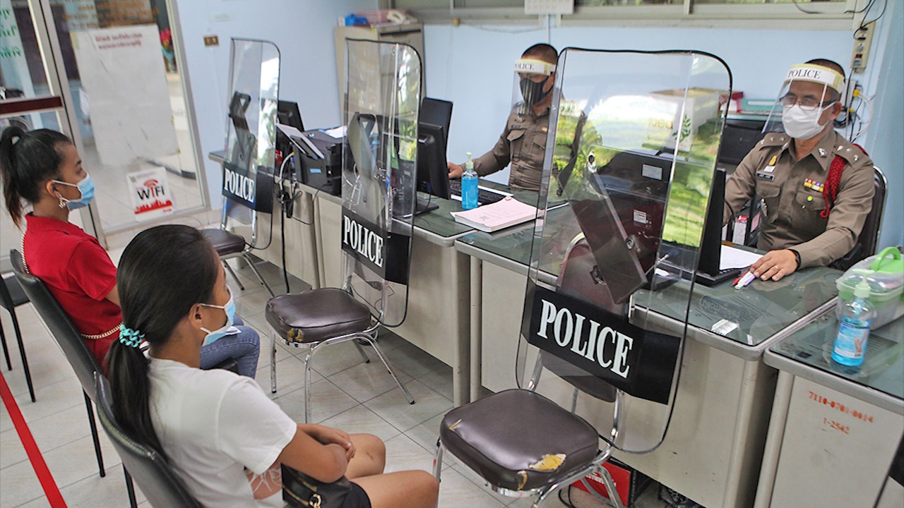 Canh sat Thai Lan dung khien chong dich Covid-19 hinh anh