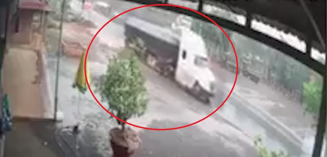 Xe tai lat nghieng sau khi bi container va vao duoi hinh anh