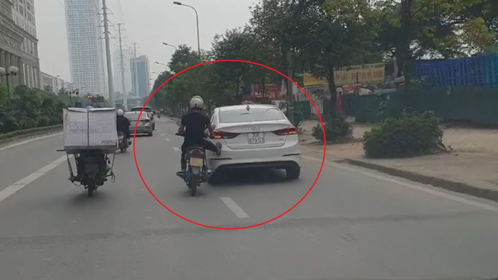 Lai xe may dung chan day oto bi hong chay tren duong hinh anh