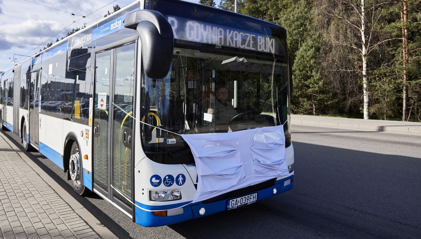 Ba Lan sang tao cach keu goi nguoi dan deo khau trang hinh anh