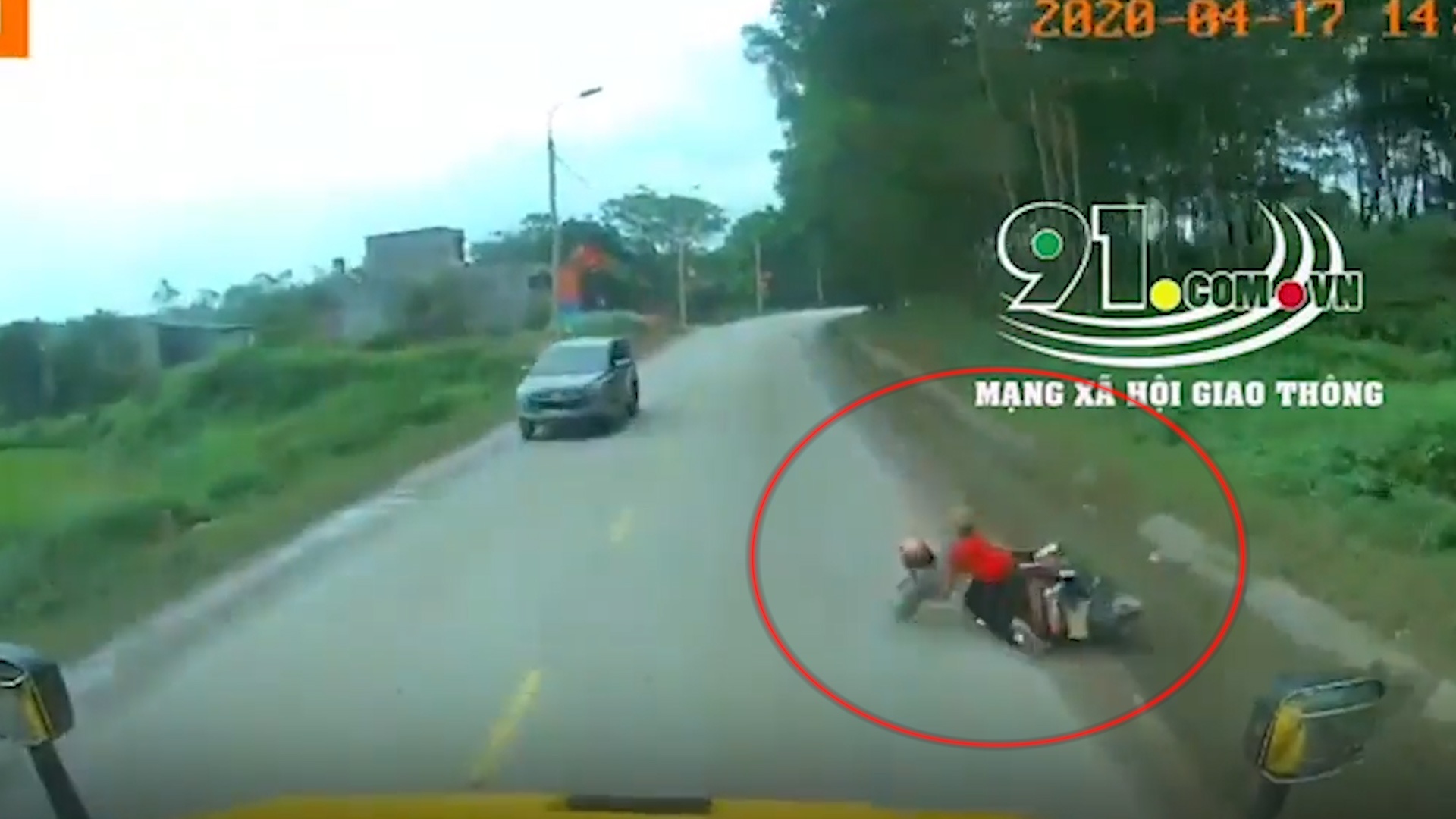 Tai xe container phan ung kip thoi tranh 3 me con nga xe may hinh anh