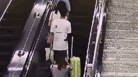 Bi sam so, co gai thang tay tat vao mat ke bien thai hinh anh