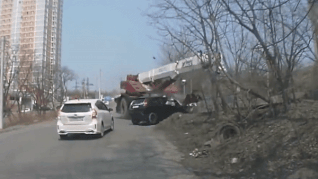 Xe can cau mat lai huc vang oto tren duong hinh anh